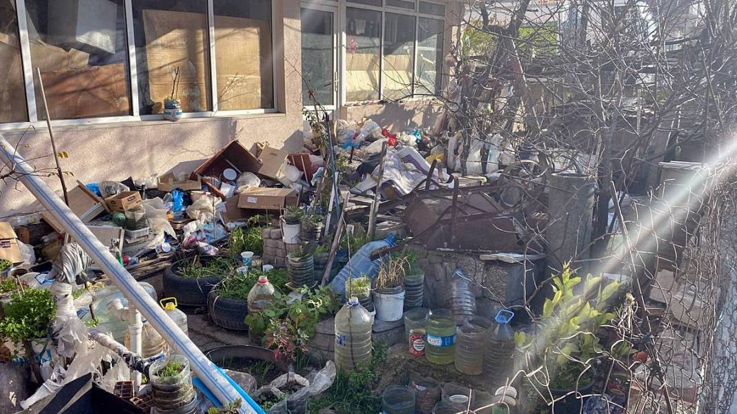 10 yıldır biriktirdiği çöpler apartman sakinlerini çıldırttı! Kamyon kamyon toplanan çöpler şaşkına çevirdi 5